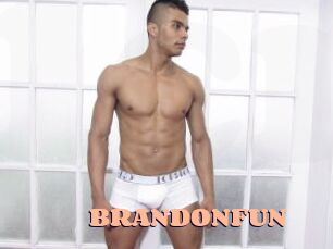 BRANDONFUN Chatte Rasée