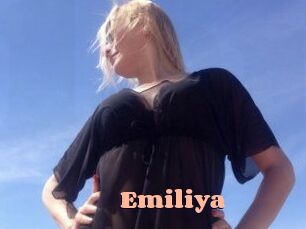 Emiliya Chatte Rasée