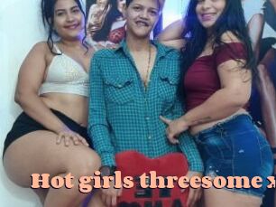 Hot_girls_threesome_x