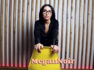 MeganNoir Chatte Rasée